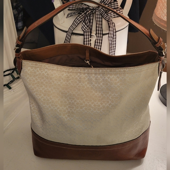 COACH EUC 07'  LEATHERWARE SHOULDER BAG CREAM/BRWN/SLVR 10×12 ARM CANDY - Picture 1 of 15